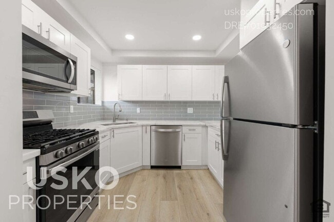 Building Photo - "Spacious 3-Bed Condo with 2 Baths in Citr... Unit M