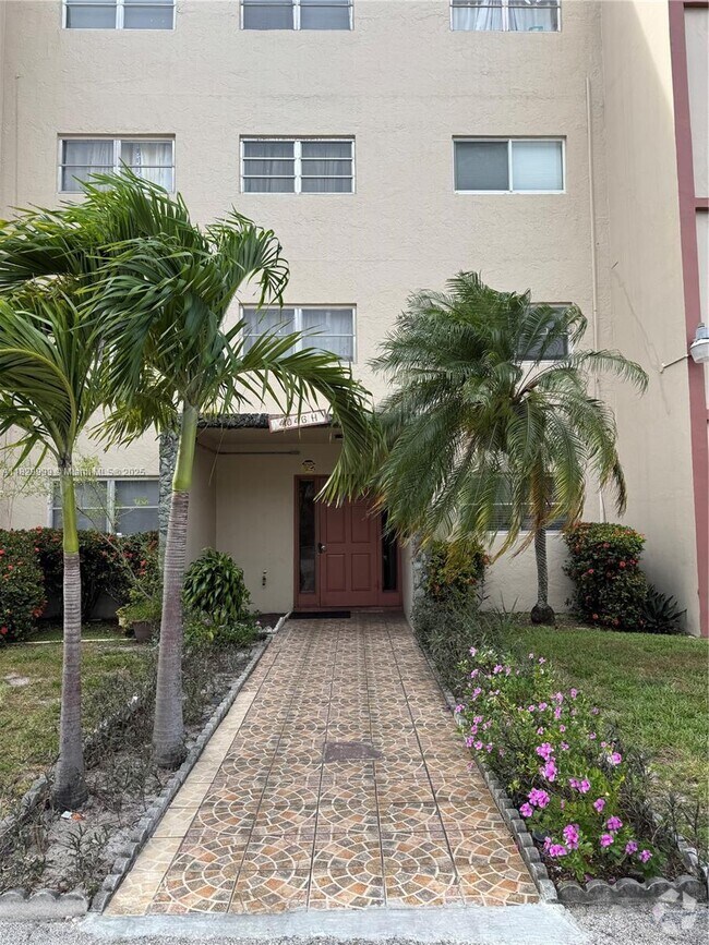 Building Photo - 4046 NW 19th St Unit 308 Rental