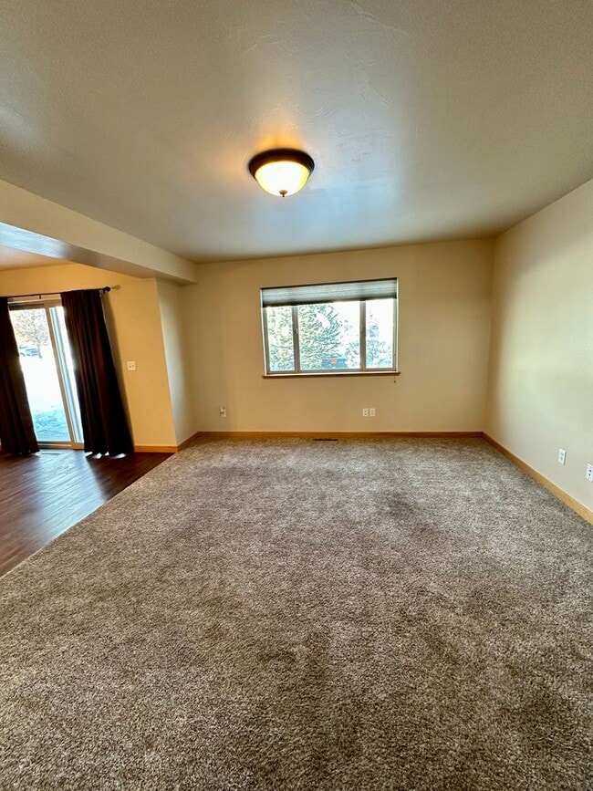 Photo - Spacious & Updated Townhome in Broadwater Court!