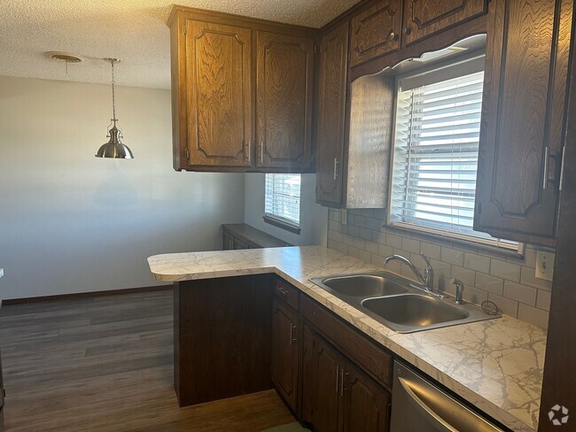 Building Photo - 1352 Meadow Ln Unit 1352 Rental
