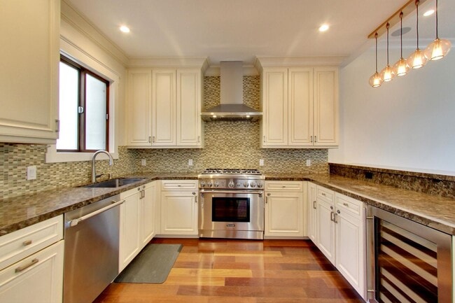 Photo - 2045 Hyde St