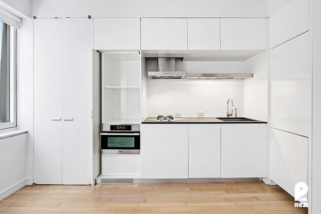 Photo - 70 W 45th St