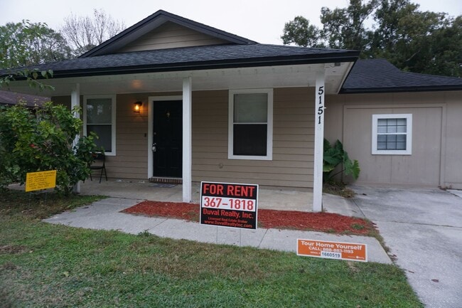 Building Photo - 3 Bedroom 2 Bathroom with Bonus Room