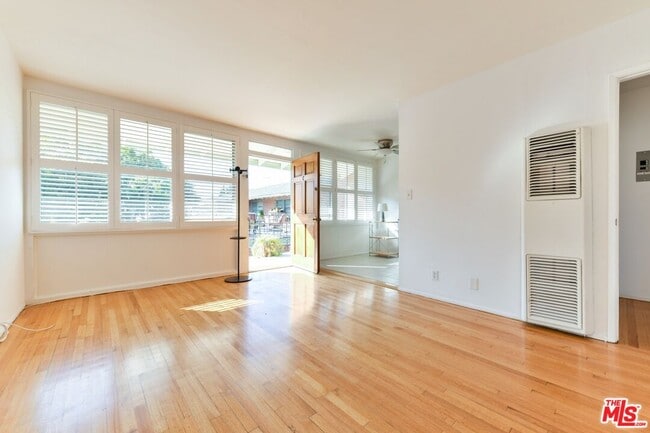 Photo - 2033 Cloverfield Blvd Condo Unit C