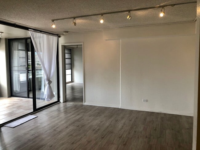 Photo - 2100 Date St