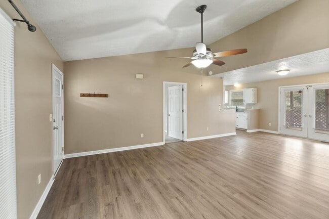 Photo - 709 Sandburg Pl