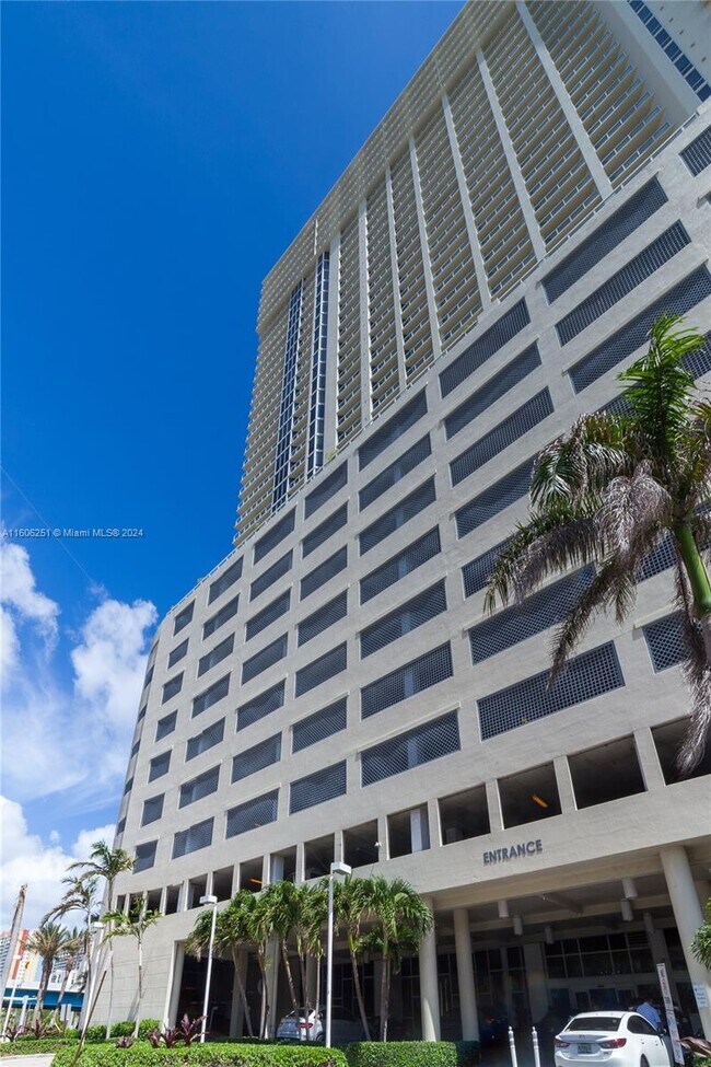 Photo - 16699 Collins Ave Unidad 3707 Rental