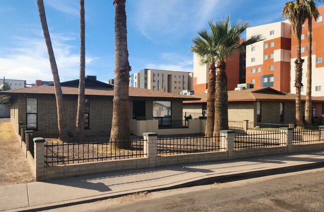 Building Photo - GCU Students Welcome! Updated 2-Bedroom Unit 3