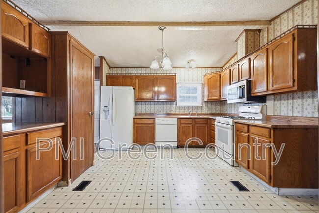 Photo - 834 W 138th St S