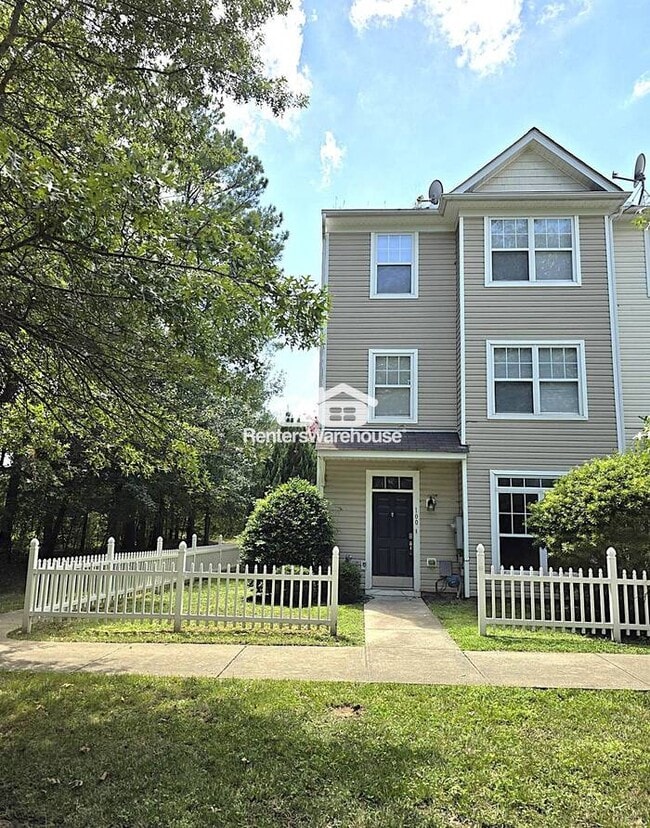 Building Photo - Great 3-bedroom End Unit APT 100