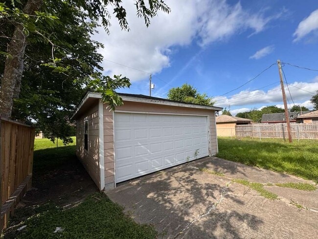 Photo - BEAUTIFUL HOME IN ANGLETON. MOVE IN READY!.
