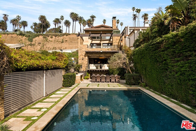 Photo - 964 Palisades Beach Rd