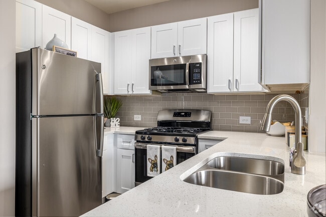 1BR, 1BA - 725SF - Kitchen