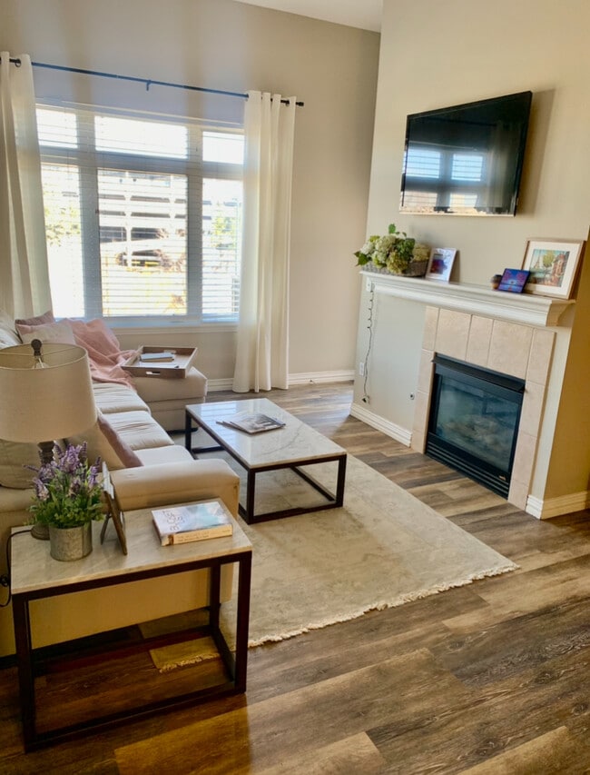 Photo - 2700 E Cherry Creek South Dr Unidad 402