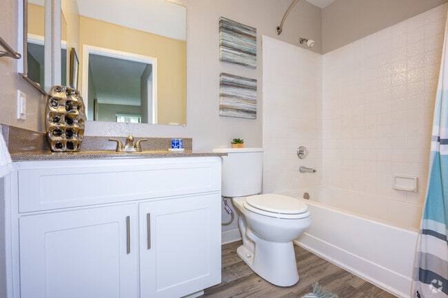 2BR, 2BA - 896SF - Primary Bathroom