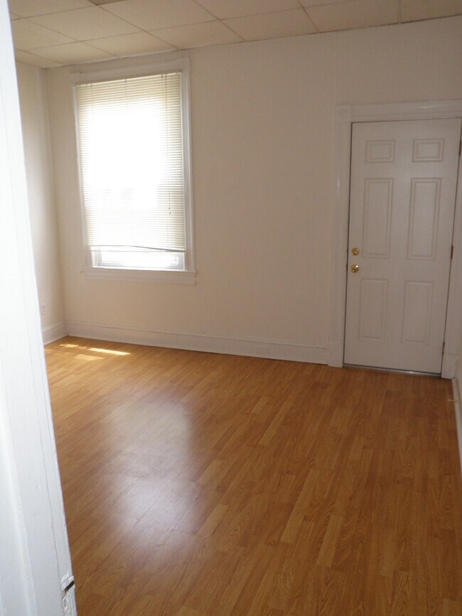 bedroom - 3015 Saint Paul St Unit 2