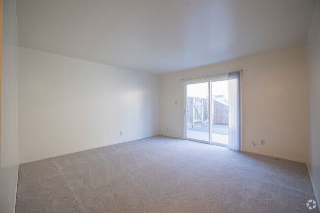 1BR, 1BA - 570SF - Living Room