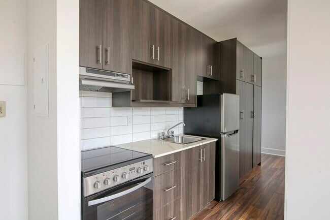 Building Photo - 4715 Chem. Queen Mary Unit 24