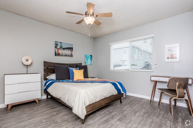 2BR, 1BA - 950 SF