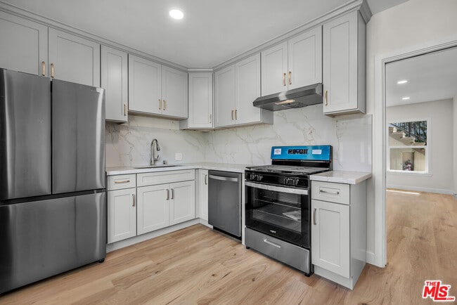 Building Photo - 2027 Euclid St Unit C