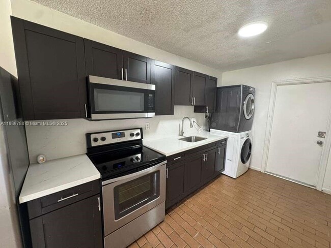 Building Photo - 2710 NW 11th Pl Unit 1-2