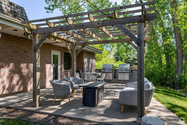 Clubhouse Patio - Olympic Ridge Apartments