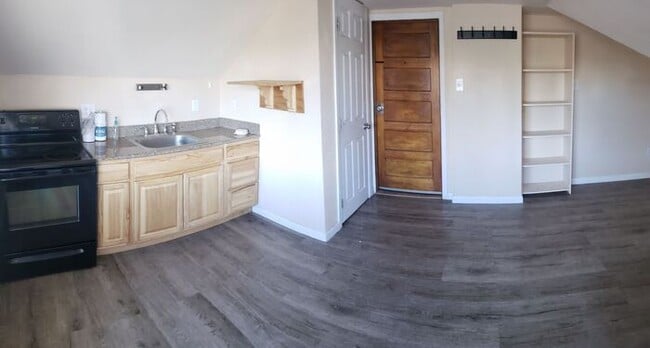 Building Photo - Large Downtown Studio, walking distance to UNR and Downtown Reno