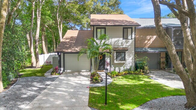 Photo - 805 Clake St