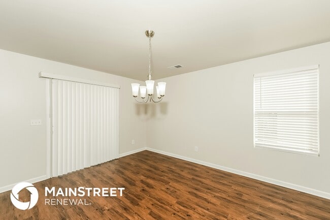 Photo - 925 Hawthorn Ln