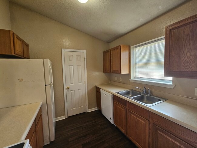 Photo - 107 Lively Oaks Dr