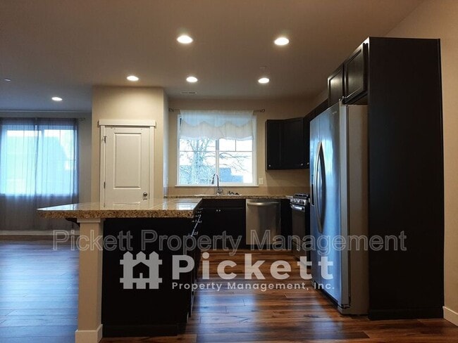 Photo - 1004 Samara St
