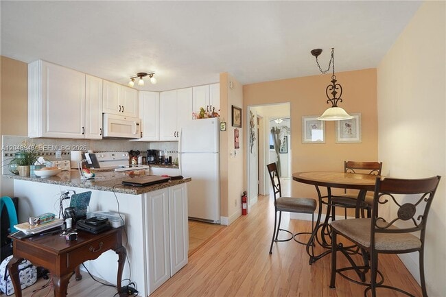 Building Photo - 1000 SW 11th Ave Unit 17E