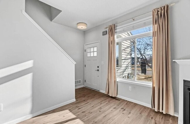 Photo - 608 Roundhouse St