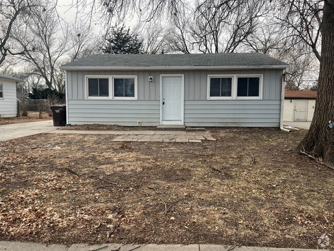 Building Photo - Renovated 2 Bedroom Home!