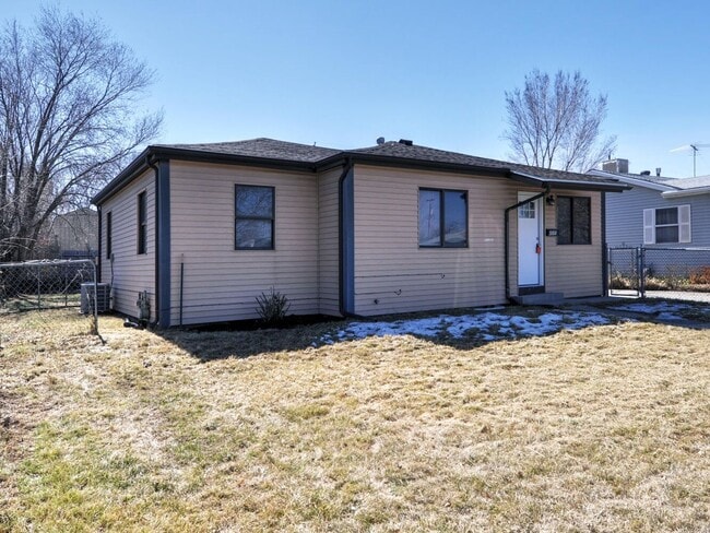 Photo - 3 Bedroom House with 2 Car Garage/Workshop