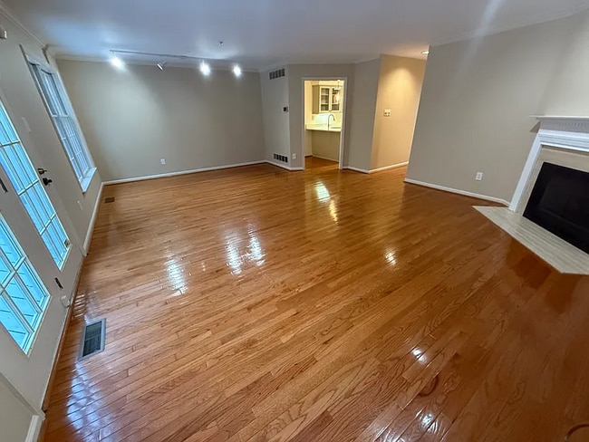 Photo - 353 Bristol Cir