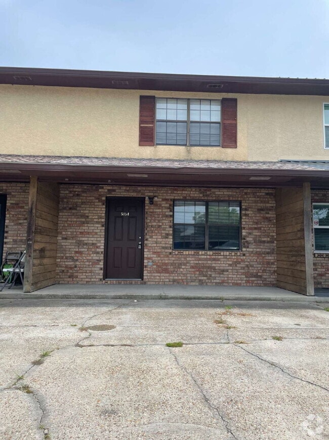 Building Photo - 2/1.5 Townhouse, Fenced Backyard, Located ...