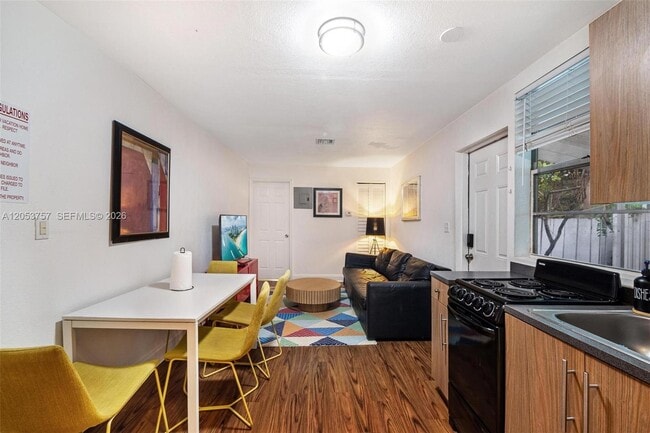 Building Photo - 3629 SW 12th St Unit B
