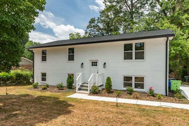 Building Photo - 6-bedroom, 3-bath home in North Raleigh