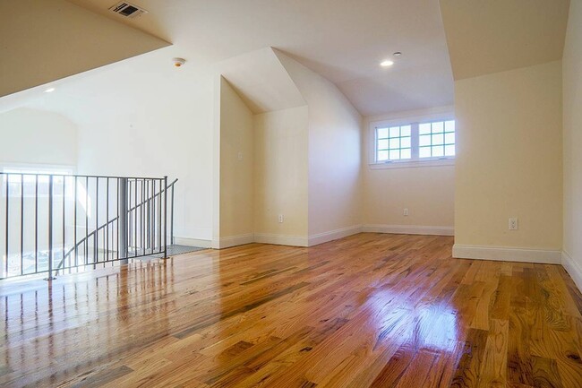 40 Cedar Swamp Rd Unit 1005