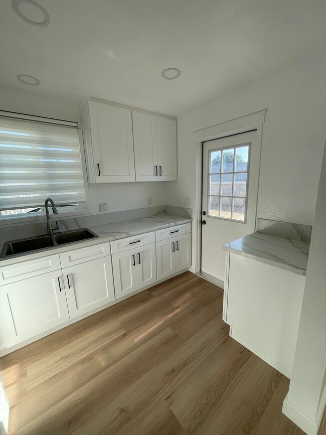 Photo - 6315 Osler St