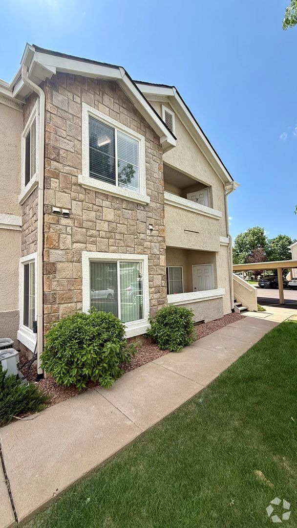 Building Photo - Upper-level condo
