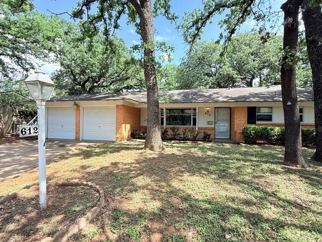 Photo - 612 Hillview Dr