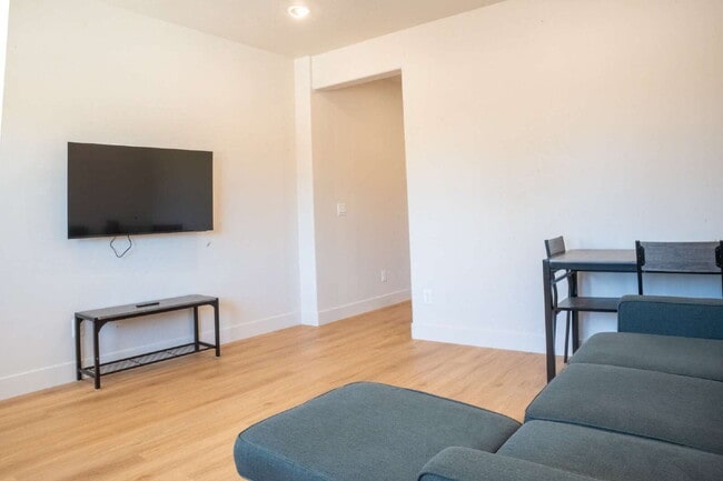 Photo - "Charming 2-Bed, 2-Bath Apartment in a brand new townhome at Lavista Hillside Charm in Cedar City... Unidad 1