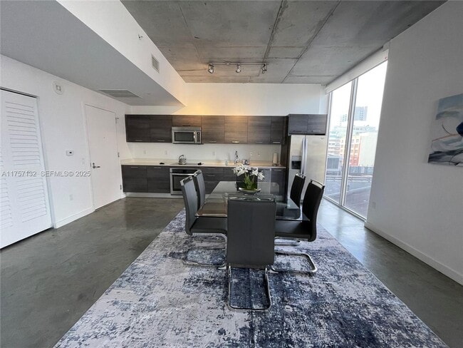 Building Photo - 151 SE 1st St Unit 802