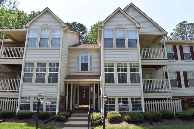 Building Photo - 2 BR, 2 BA Pemberton Oaks Condo Unit 608