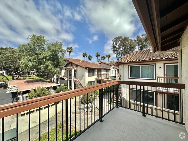 Building Photo - Indulge in coastal living in this beautifu... Rental