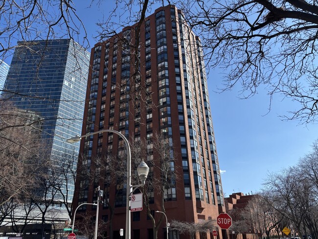 Building Photo - 901 S Plymouth Ct