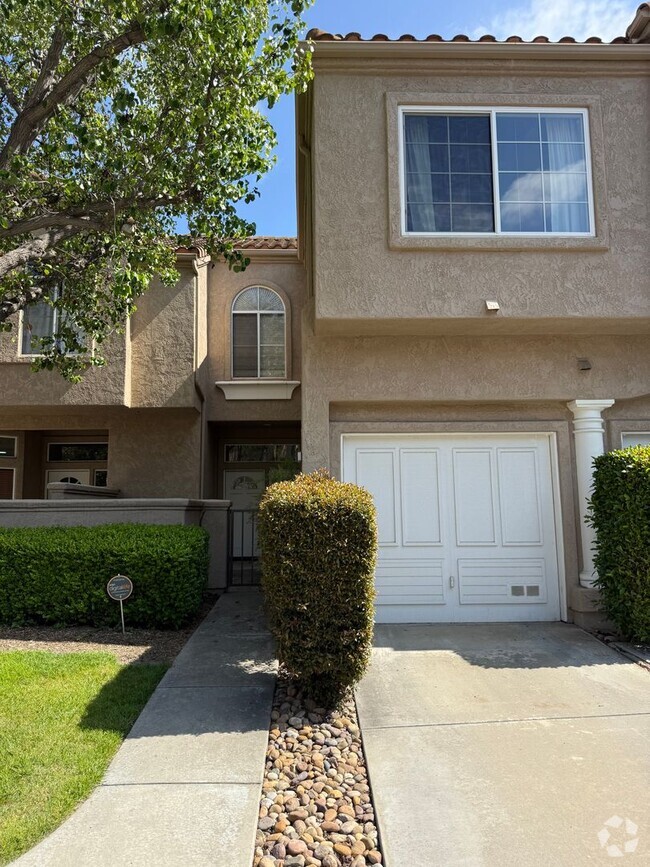 Building Photo - Beautiful 2 Bed, 2.5 Bath Two-Story Townho... Rental