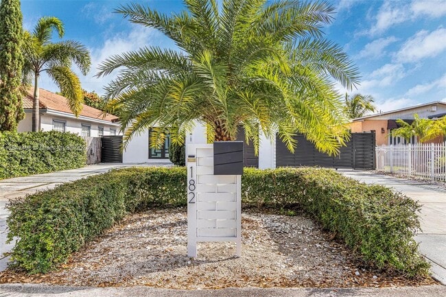 Photo - 182 NW 17th St